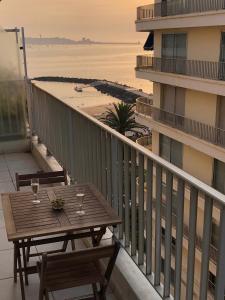- Balcón con mesa y sillas y vistas a la playa en Spacieux appartement vue Océan et Rhune, en San Juan de Luz