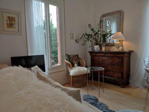 Lagentillomiere-paris-gentilly-arceuilにあるテレビまたはエンターテインメントセンター