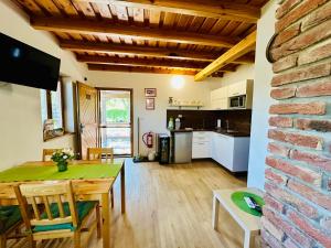 una cucina e una sala da pranzo con tavolo e muro di mattoni di Elements Lednice a Lednice Altre 37 foto