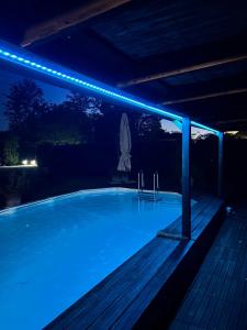a swimming pool lit up at night with blue lights at Casa i Limori in San Giuliano Terme