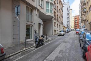 a motor scooter parked on the side of a street at Elegante rifugio Shakespeare con parcheggio a Trieste in Trieste