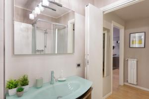 a bathroom with a sink and a mirror at Elegante rifugio Shakespeare con parcheggio a Trieste in Trieste +20 photos