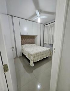 - une chambre avec un lit et un plafond dans l'établissement HollydayAppartment no Centro Rio das Ostras, à Rio das Ostras