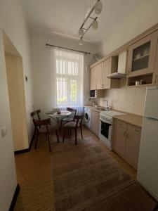 małą kuchnię ze stołem i krzesłami. w obiekcie Wonderful Apartment Near The Old City w Lwowie