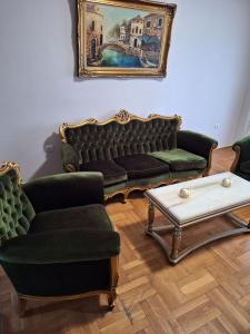 sala de estar con sofá y mesa de centro en Danais en Atenas