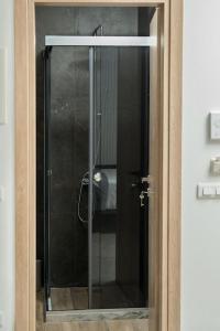 Una puerta de cristal que da a una ducha en el baño. en Minoas Suite the sense of luxury, en Heraclión 36 fotos más