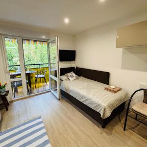 una camera da letto con un letto e un balcone con un tavolo di Kuckó a parton a Fonyód