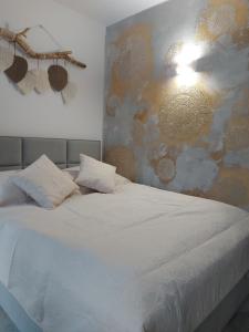 En eller flere senge i et værelse på Apartamenty Leśna Oaza