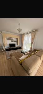 Una sala de estar con un sofá y un piano. en Smile house, en Brasov