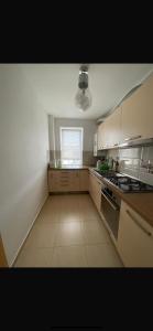 Una cocina con gabinetes blancos y una ventana. en Smile house, en Brasov 1 foto más