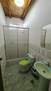 y baño con aseo y lavamanos. en Hospedaje El Cascabel, en Sunampe