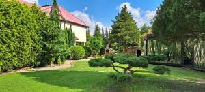 un jardin avec un petit arbre au milieu d'une cour dans l'établissement Willa Imprezja, à Zduńska Wola