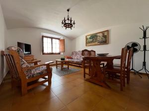 - un salon avec une table et une salle à manger dans l'établissement Masia Can Clotas, 