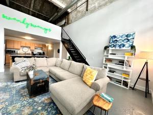 Χώρος καθιστικού στο Swanky loft at Historic Peters Cartridge Factory