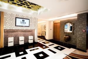 Uma TV ou centro de entretenimento em Sile Gonen Hotel