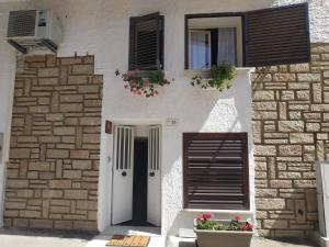 Το κτήριο όπου στεγάζεται  η παραθεριστική κατοικία