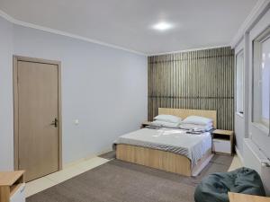 1 dormitorio con cama y ventana grande en Glory en Truskavets
