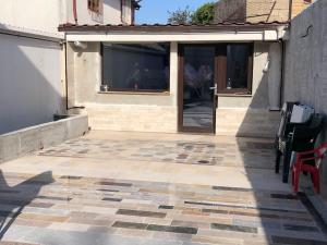 コンスタンツァにあるPAdRe Houseの窓のある建物の前のパティオ