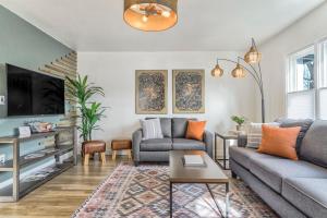 a living room with a couch and a tv at Pikes Breeze - Premier Locale Workcation Hub in Colorado Springs
