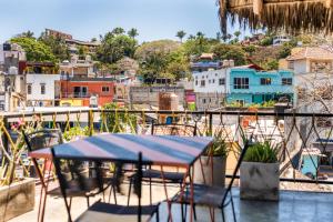 - Balcón con mesa y sillas y vistas a la ciudad en Papelillo Lofts, en Sayulita