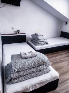 Dos camas en una habitación con toallas. en Pokoje Gościnne Sterowa 5 en Władysławowo