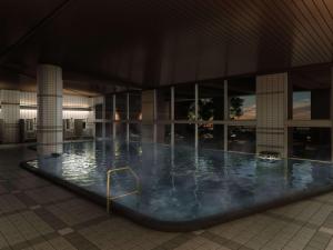 een groot zwembad in het midden van een gebouw bij Grand Mercure Beppu Bay Resort & Spa in Beppu