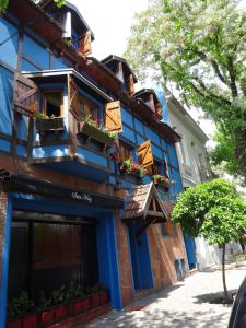 niebieski budynek z pudełkami kwiatów w obiekcie Sissi Haz Hotel w BuenosAires