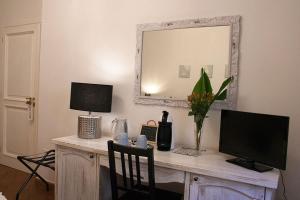 A television and/or entertainment centre at Cosy House
