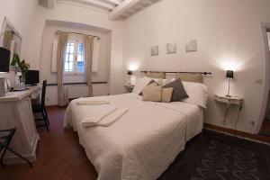 A bed or beds in a room at Cosy House