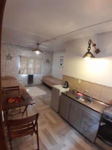 un salon avec une cuisine et une table dans l'établissement Mantra, à San Carlos de Bariloche 25 autres photos