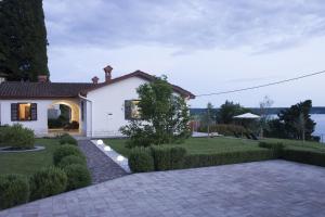 uma casa com uma entrada de tijolos em frente a um quintal em Apartments Tim em Portorož