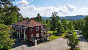 einen Blick über ein großes rotes Haus in der Unterkunft Järvsö Sport Resort- Lgh B in Järvsö