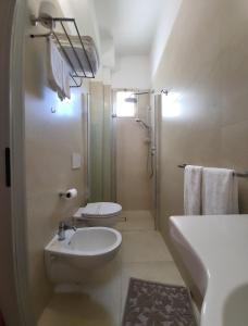 e bagno con lavandino, servizi igienici e doccia. di Hotel Brunella a Rimini