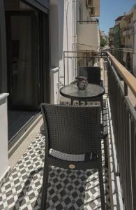 Un patio con una mesa y sillas en un balcón. en Pasiphae Suite the sense of luxury, en Heraclión