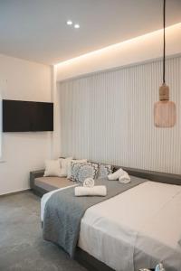 Un dormitorio con una cama con dos toallas encima. en Pasiphae Suite the sense of luxury, en Heraclión