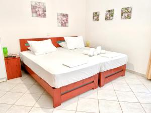 Postel nebo postele na pokoji v ubytování Xenios Zeus Rooms