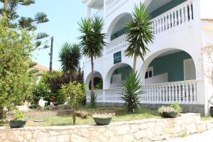 una casa con delle palme davanti di Smile's Studios a Tsilivi