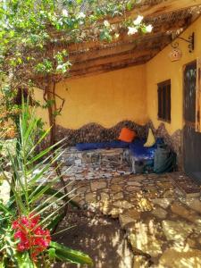 a couch sitting in the corner of a house at Jillyfish House, deine Oase in zwei Palmengärten, central am 'Lighthouse' in Dahab