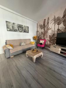 sala de estar con sofá, TV y mesa en Gorgeous 2 bedrooms holiday apartement, en Niza