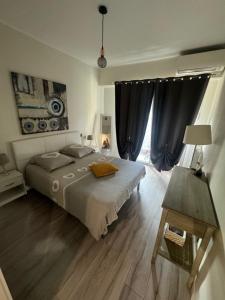 1 dormitorio con cama y ventana grande en Gorgeous 2 bedrooms holiday apartement, en Niza