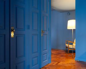 a room with blue walls and a blue door at Villa Cascais Boutique Hotel in Cascais
