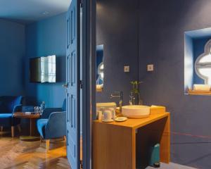 a bathroom with a sink and a blue wall at Villa Cascais Boutique Hotel in Cascais