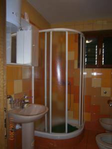 a bathroom with a shower and a sink at Villa Miranda - Croazia in Omiš