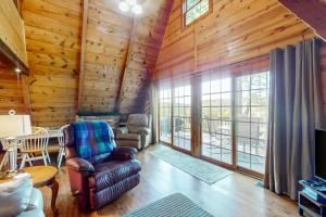 Χώρος καθιστικού στο RelaxAwhile Cabins-GetAway Grove