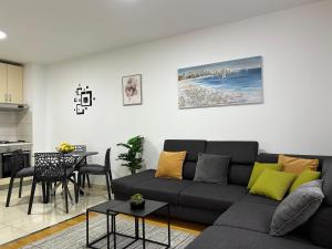 salon z kanapą i stołem w obiekcie IN Split w Splicie