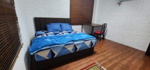 - une chambre avec un lit et un bureau avec une chaise dans l'établissement Mayestik Guest House Syariah, à Jakarta