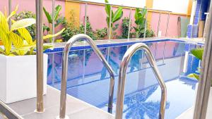 Bazén v ubytování Sugarland Hotel and Suite nebo v jeho okolí