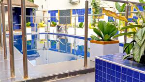 Bazén v ubytování Sugarland Hotel and Suite nebo v jeho okolí