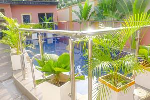 Bazén v ubytování Sugarland Hotel and Suite nebo v jeho okolí