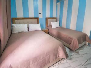 Łóżko lub łóżka w pokoju w obiekcie Hotel Sevilla